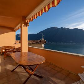 Splendida casa con terrazza vista lago e 2 garage, hotel em Colonno