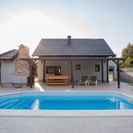 Holiday house Eva with pool, khách sạn ở Vukovar