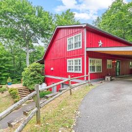 Mountain Retreat-Waynesville Barn Style Home