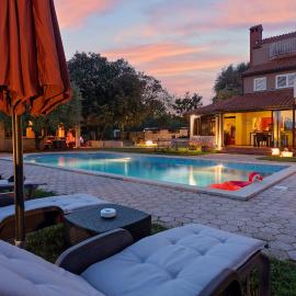 Guesthouse ''Barboska'' - big outdoor swimming pool & private tennis court, hotel u gradu Vodnjan