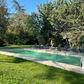 Gîte les Mercieres la Villa, au coeur de l'Occitanie et du pays Cathare, maison de campagne laurag-aise, grands espaces, oasis de nature, convivialité, détente, 6 Chambres piscine chauffée, terrain de pétanque, Wifi, piano, billard, cheminée pour l'hiver, hotel en Pexiora