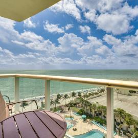 Hollywood Condo w/ Beach Access - Walk to Shore!