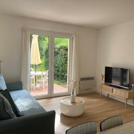 Cottage Douillet, calme et piscine près des plages, hotel a Ploemel