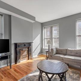 Amazing Recently Rehabbed STL Unit in Prime Soulard Location 713a, hotel sa Soulard