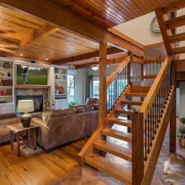 4 BR Home on the 17th Green at Old Kinderhook, hotel in Roach