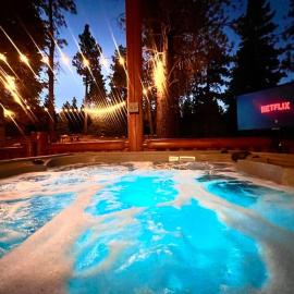 Three level cabin with Hot Tub, hotel in Duck Creek Village