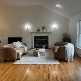 Cozy Beautiful Pondside Luxurious Retreat, hotelli kohteessa Monroe