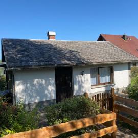 Ruhiger und renovierter Bungalow mit großem hundefreundlichem Garten zur Alleinnutzung, hotel in Remtengrün