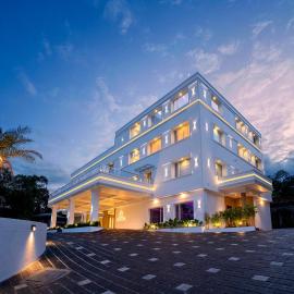 Hotel Grand Avenue, hótel í Pāmbādi