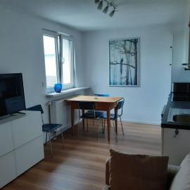 Apartment mit Innenhof, Rasen und Parkplatz