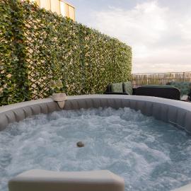 LE PETIT SÉSAME appartement 70m2 avec terrasse et jacuzzi idéal groupe, capacité 6 personnes , 2 chambres,canapé lit, proche Stade De France, Wifi, Parking privé, très bon rapport qualité prix, hotel a Saint-Denis