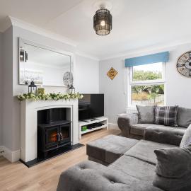 Large newly refurbished modern house, part sea views, south facing garden, parking, hotel in Penzance