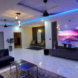 VELVET VIBES VILLA Near Islamabad Airport, hotel in Dhok Sandemār