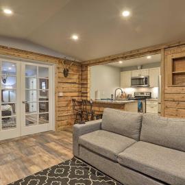 Rustic Anchorage Hideaway: Walk to Coastal Trail!