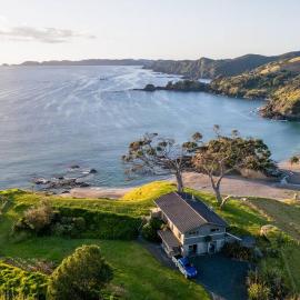Elliot Bay - Hilltop Cottage, hotel in Rawhiti