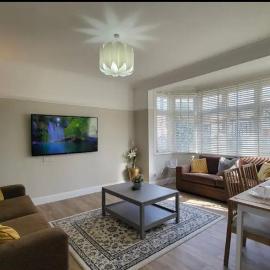 Beautiful 4Bedroom 2Bath Wifi and Free Parking, hotel in South Norwood