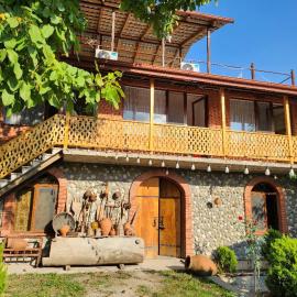 Lomtadze Family Wine Hotel, hotel Ambrolauri városában