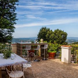 Casa in Uso Esclusivo Sole di Toscana Large Terrace, Hot Tub & Garden, Hotel in Monterotondo