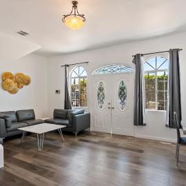 Lovely gated 4 bedroom & 2 bath unit near Universal studio and Hollywood