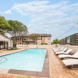 Comfortable 2BR - Pool Near Major Attractions