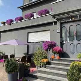 1 grosse elegante Zimmerwohnung 5 Minuten zu Fuss in die Stadtmitte, hotel in Lörrach