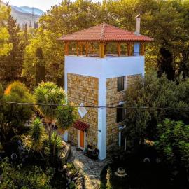 Steinturm mit Dach-Terrasse zwischen Fluß, Meer und Gebirge- Spiti Pirgos, hotel a Paralía Sergoúlas