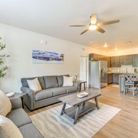 2 Mi to Dtwn & NAU: Flagstaff Condo w/ Patio!, hotel Flagstaffban