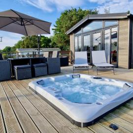 Rolo's Lakeside Lodge With Hot Tub & Hi-Speed Wifi, hotel in Stamford