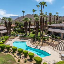 Desert Flower- Country Club Condo Pool & Spa, hotel v mestu Palm Desert