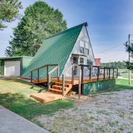 A-Frame Home ~ 6 Mi to Tennessee River!, hotel in Killen