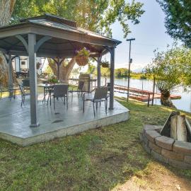 Riverfront Resort Cabin ~ 21 Mi to Crater Lake NP!، فندق في Chiloquin