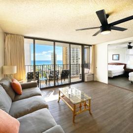 Ocean-view lanai, 1 block to Waikiki Beach