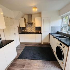 3 Bedroom Modern House in Luton LU4 0TY - Amazon Prime - No Party, hotel di Luton