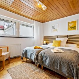 Großzügige Wohnung, 1 Min zum Hafen