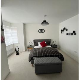 Bedroom in West Sussex with locks,Private Bathroom & Free Parking, hotel in Pulborough
