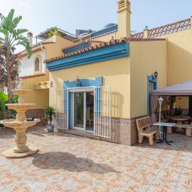13 Guest Villa 3 min Walk to Beach BBQ Cinema Perfect for Groups, hotel in Torremolinos