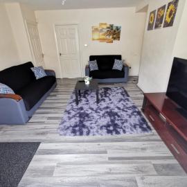 Spacious 3-bedroom home in Birmingham with driveway parking - The Entire House