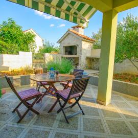 House with garden and Barbecue grill in Murter, hotel di Murter