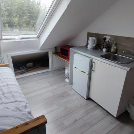 Single Room with Exclusive Shower Room London Edmonton Green، فندق في إدمونتون