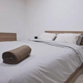 Spacious Getaway in Attard with Terrace & Garage – hotel w mieście Attard