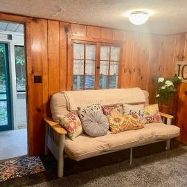 The Good Life Cabin - Close to Mackinac Island, Hotel in Carp Lake