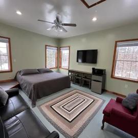 Ciderhouse and Cellars Getaway, hotel a Lee