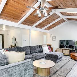 Arnold Family Cabin w/ Hot Tub, Arcade & Deck