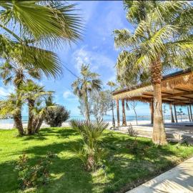 Apartments Qerret Golem beachfront, hotel in (( Stan i Ri ))