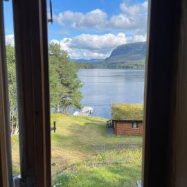 Hytte ved sjøen med båtutleige, hotel en Kvalsvik