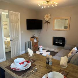 Lesbury Lodge - (a 'bijou residence') with hot tub, hotel v destinaci Alnwick