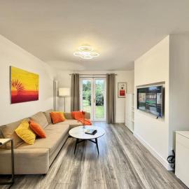 Modern 3 Bedroom Home - Free Driveway Parking - 6 Guests - Upstairs Bathroom and Downstairs WC
