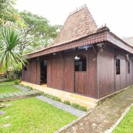 Joglo House in Central Bogor By penggemarlawas