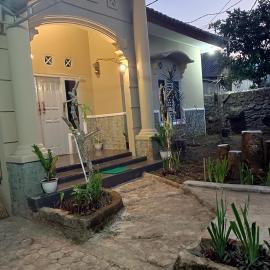 Oikos Green Homestay - by Login, hotel in Kuningan