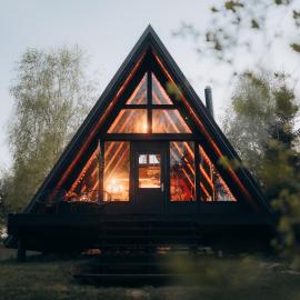 Two Black Cabins، فندق في Pabaži